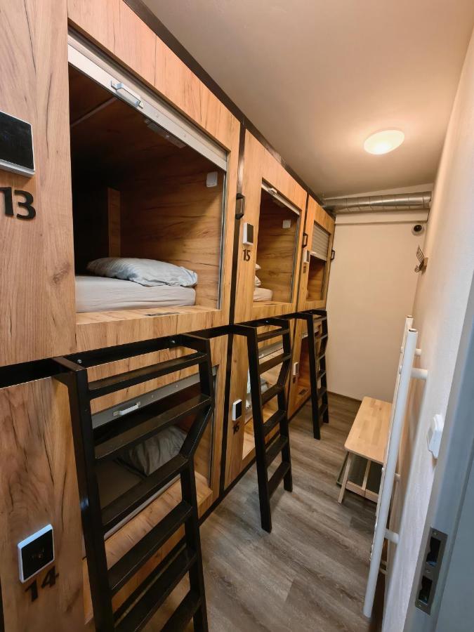 Capsule Hostel Erbenova Прага Екстер'єр фото