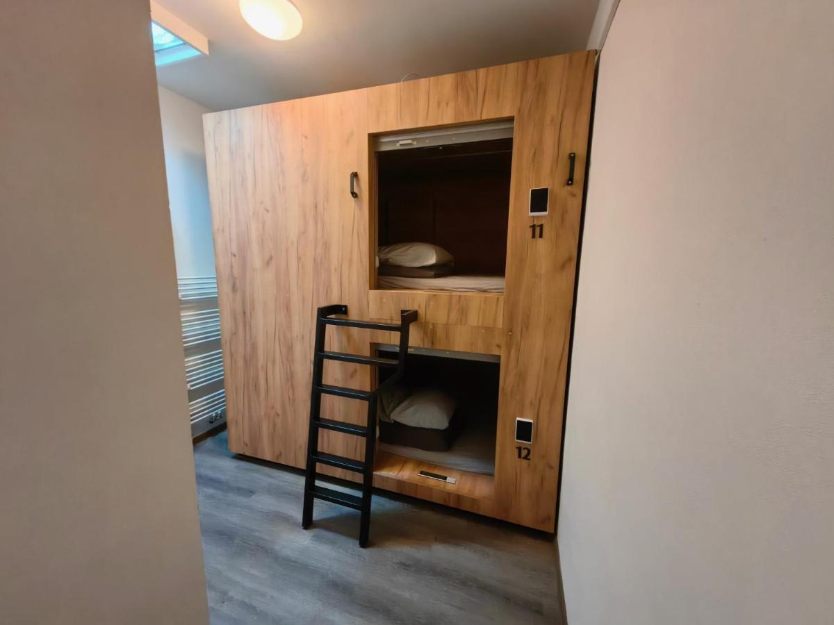 Capsule Hostel Erbenova Прага Екстер'єр фото