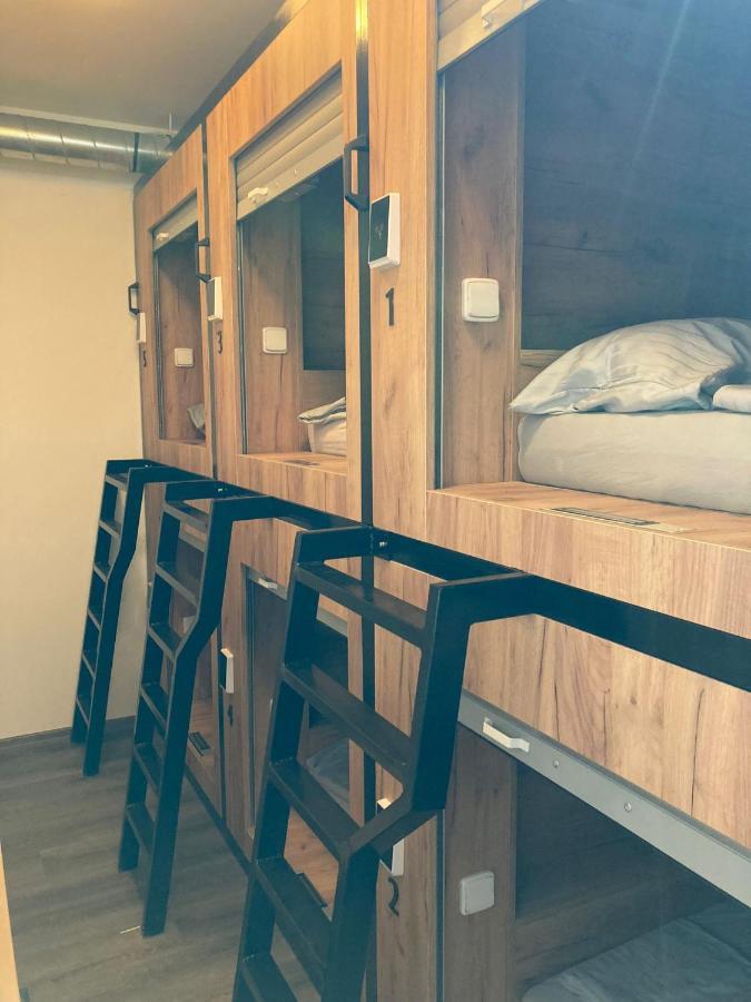 Capsule Hostel Erbenova Прага Екстер'єр фото