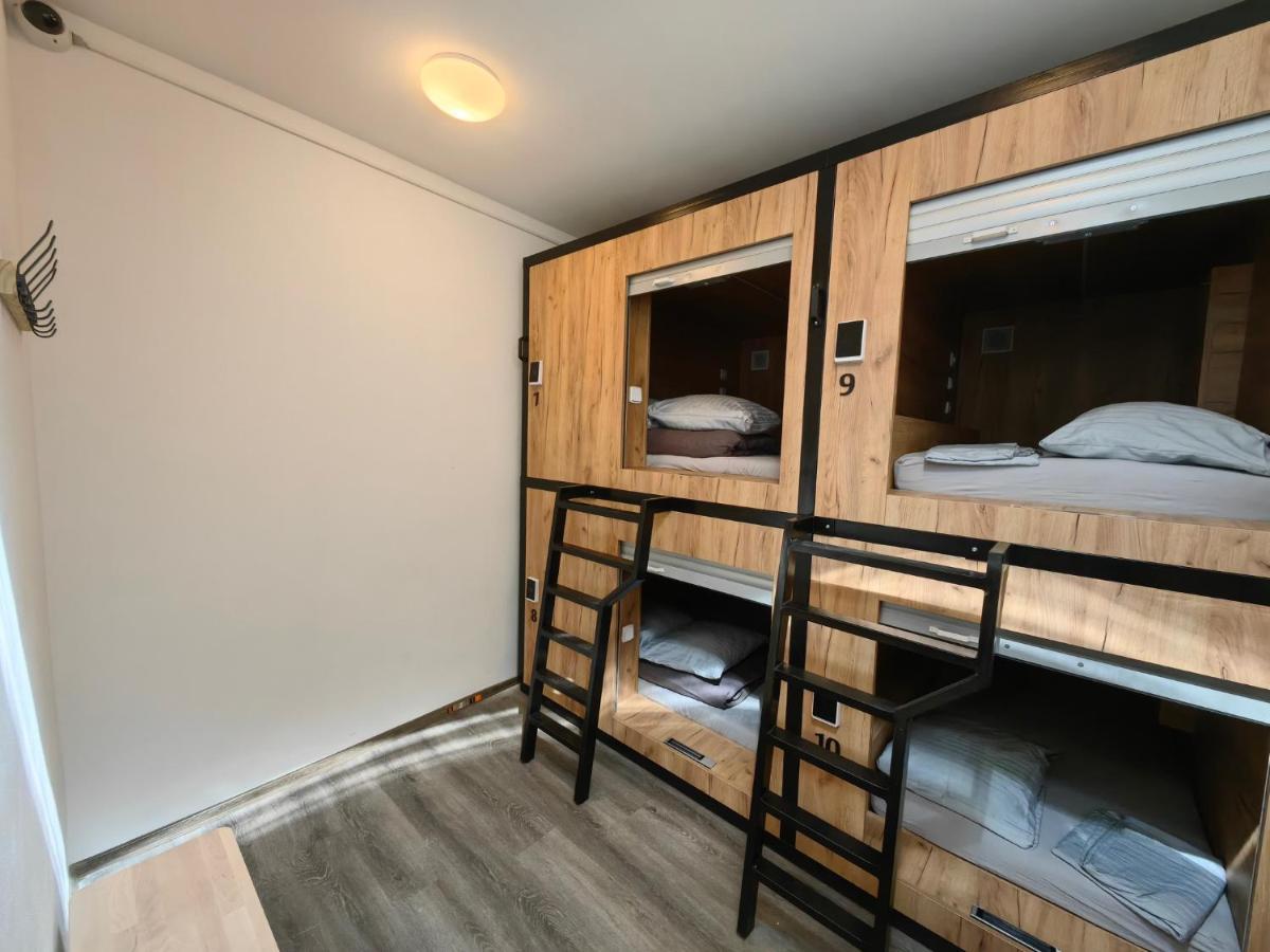 Capsule Hostel Erbenova Прага Екстер'єр фото